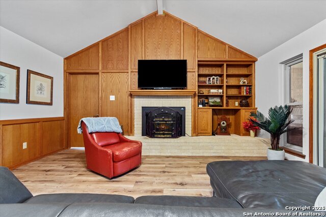 Image 11 of 46 For 407 Windsor Ln