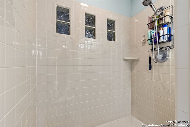 Image 34 of 46 For 407 Windsor Ln