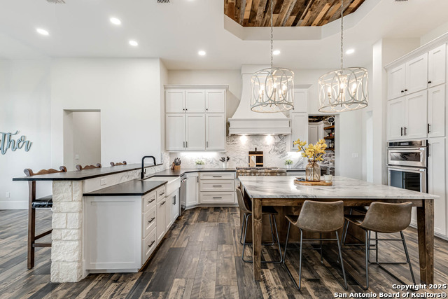 Listing photo id 11 for 65 Sabinas Ridge Rd