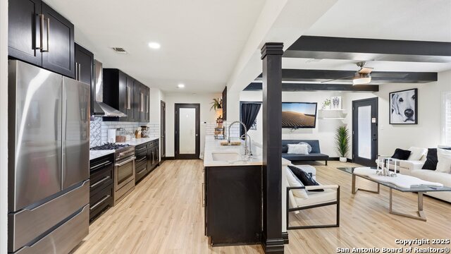 Listing photo id 10 for 207 Woodlake