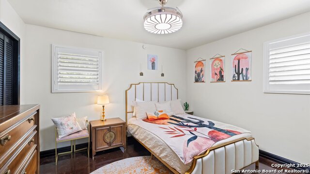 Listing photo id 18 for 207 Woodlake