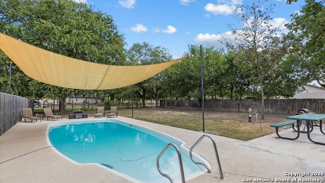 Listing photo id 35 for 207 Woodlake