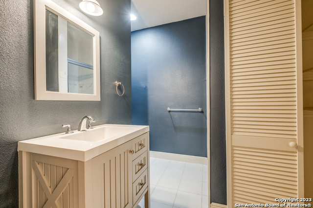 Image 17 of 27 For 7731 Broadway  A6