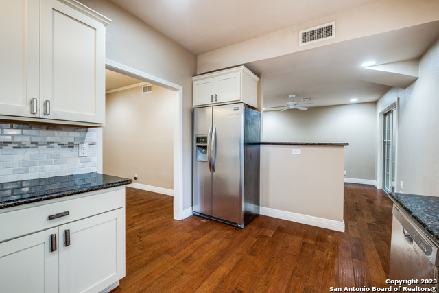 Image 9 of 27 For 7731 Broadway  A6