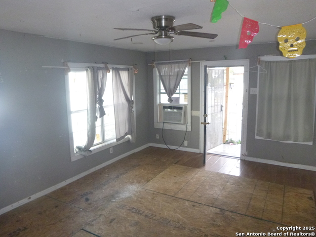 Listing photo id 2 for 819 Hamilton N