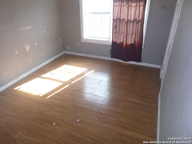 Listing photo id 3 for 819 Hamilton N