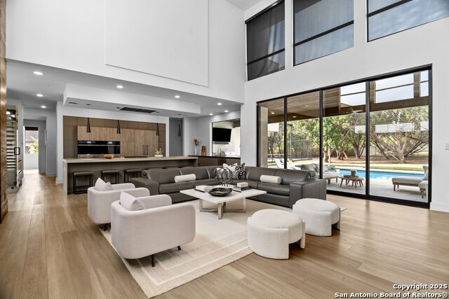 Listing photo id 2 for 211 Wellesley Hill