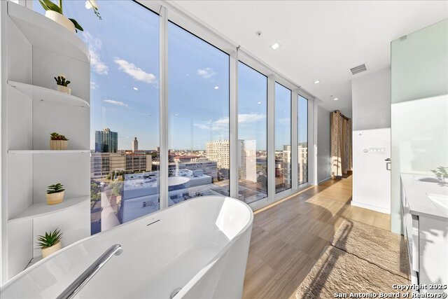 Listing photo id 15 for 313 17th  1204