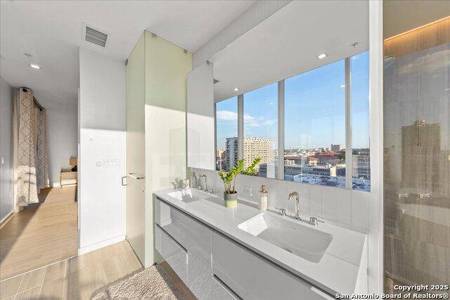 Listing photo id 17 for 313 17th  1204