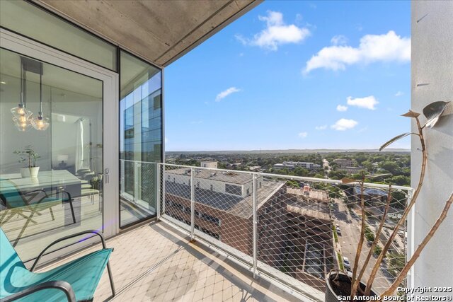 Listing photo id 24 for 313 17th  1204