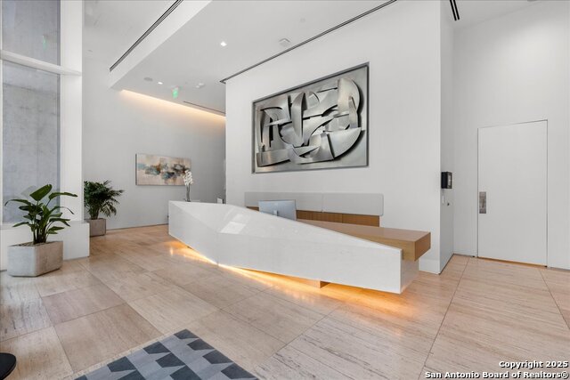 Listing photo id 25 for 313 17th  1204