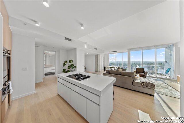 Listing photo id 2 for 313 17th  1204