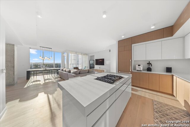 Listing photo id 3 for 313 17th  1204