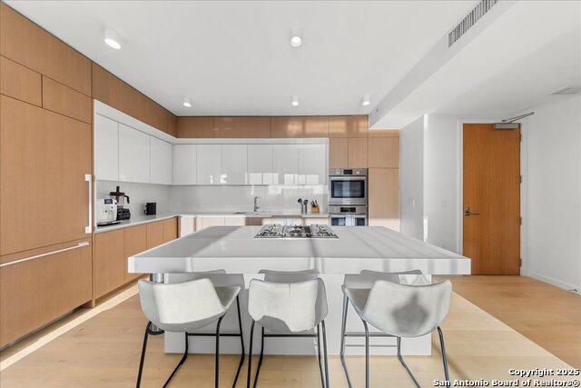 Listing photo id 4 for 313 17th  1204