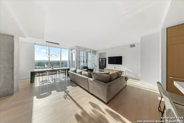 Listing photo id 6 for 313 17th  1204