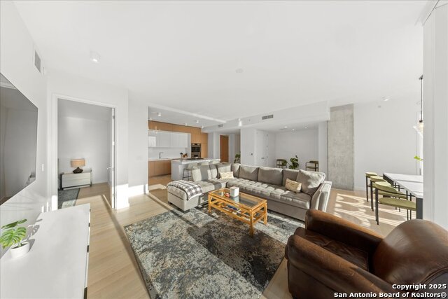 Listing photo id 7 for 313 17th  1204