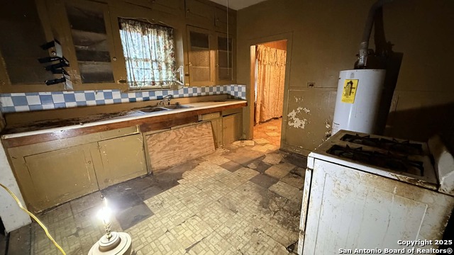 Image 11 of 17 For 906 Canton  