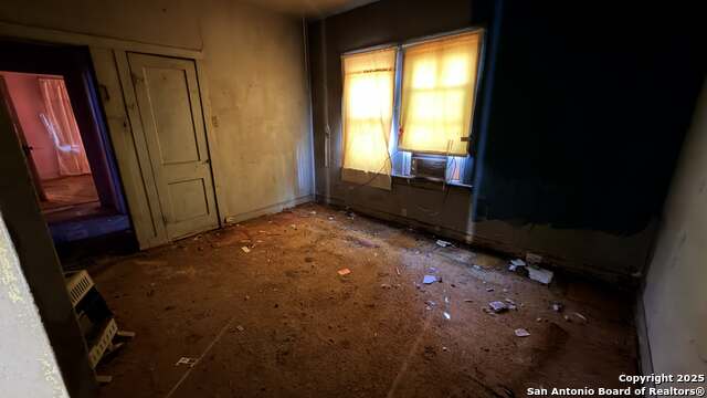 Image 14 of 17 For 906 Canton  