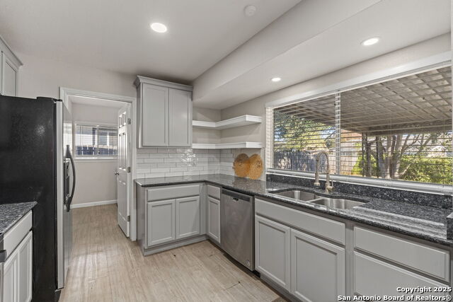 Image 13 of 39 For 12714 La Fonda