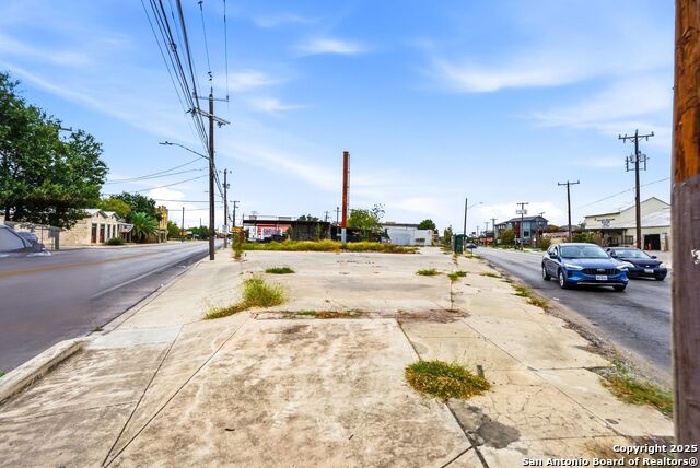 Image 16 of 18 For 1501 Flores St S