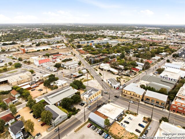 Image 4 of 18 For 1501 Flores St S