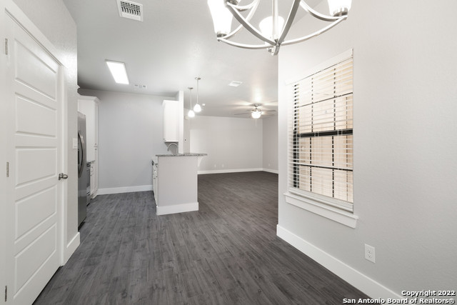 Image 5 of 20 For 6160 Eckhert Rd 1203