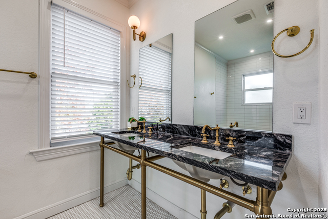 Image 17 of 25 For 344 Rosewood W