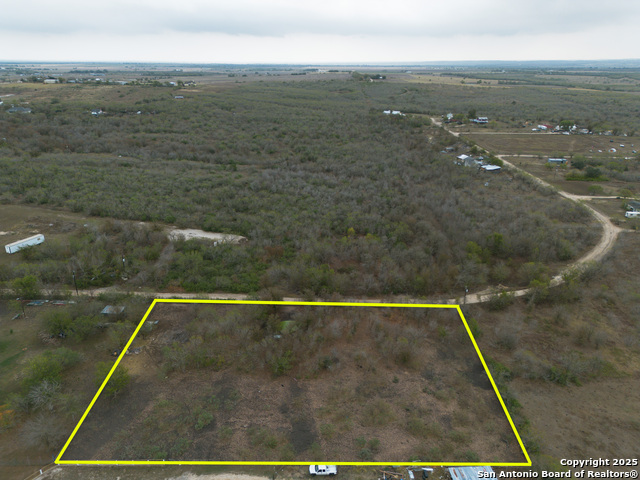 Listing photo id 8 for 479 Mostyn  