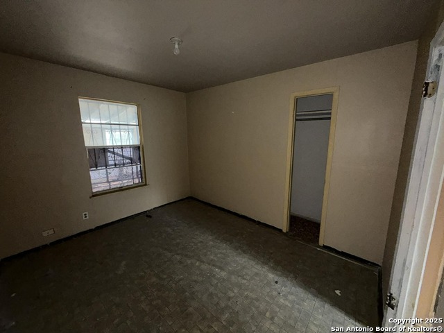 Image 10 of 17 For 215 Monclova