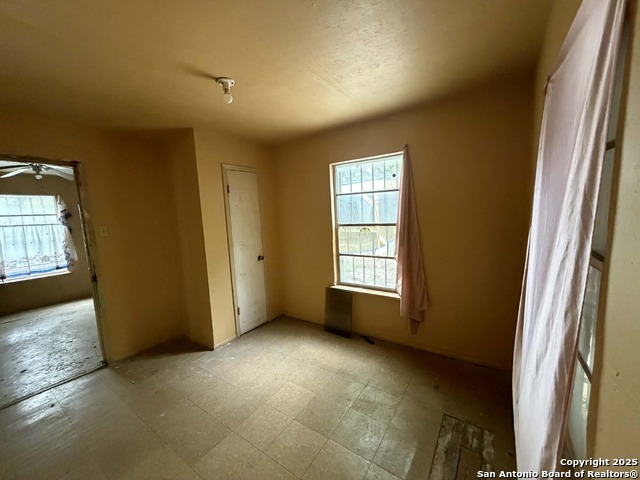 Image 16 of 17 For 215 Monclova