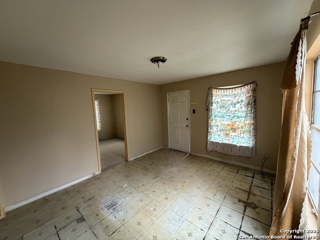 Image 4 of 17 For 215 Monclova