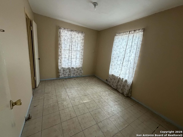 Image 5 of 17 For 215 Monclova