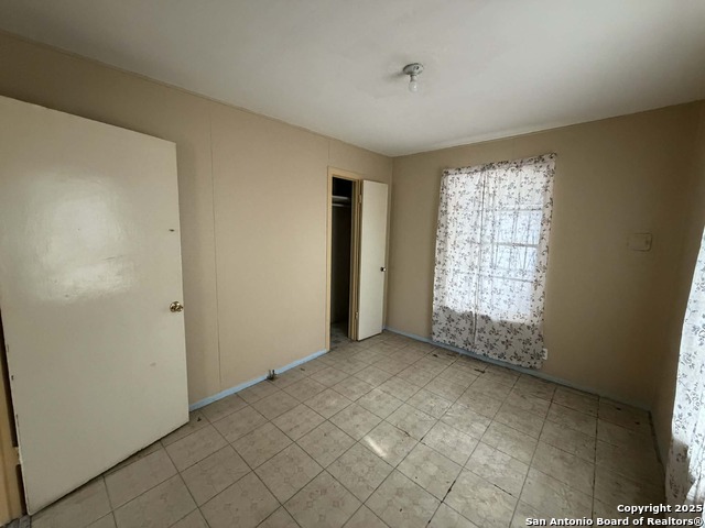 Image 6 of 17 For 215 Monclova