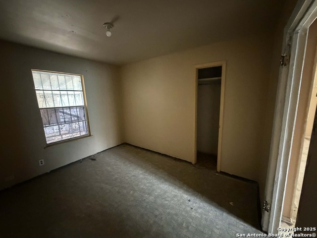 Image 8 of 17 For 215 Monclova