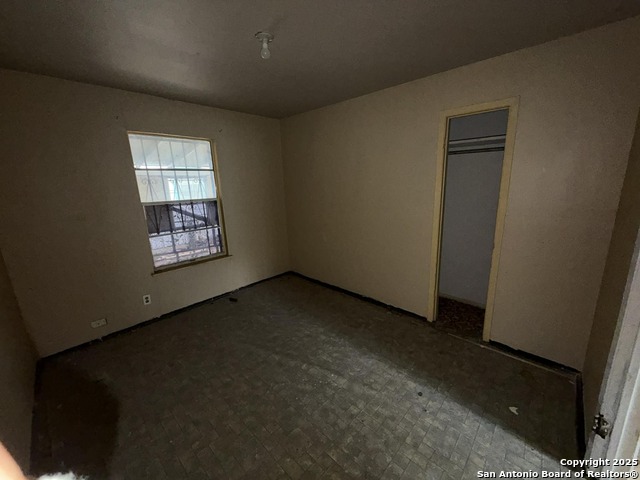 Image 9 of 17 For 215 Monclova