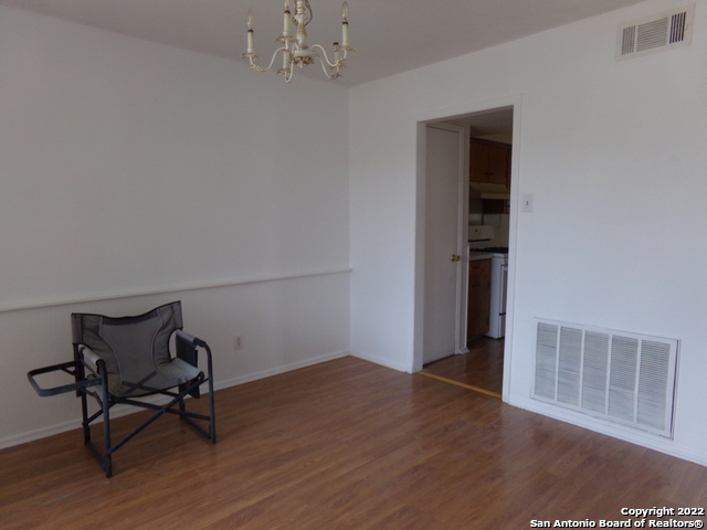 Listing photo id 11 for 5975 Babcock