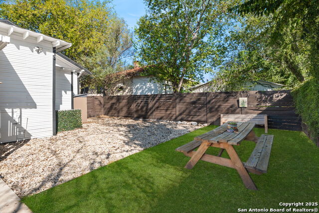 Image 29 of 31 For 810 Dakota  