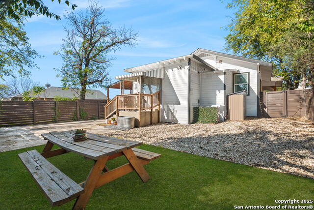 Image 30 of 31 For 810 Dakota  