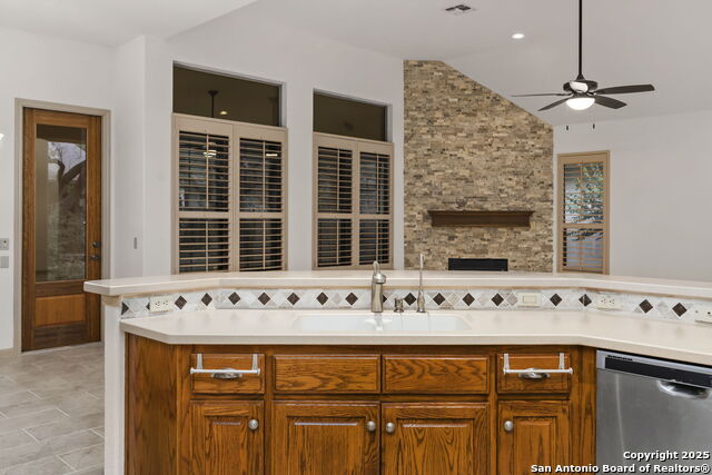 Image 16 of 37 For 146 Roseheart