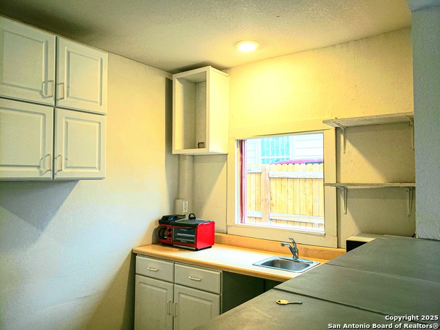 Listing photo id 4 for 1211 Gladstone