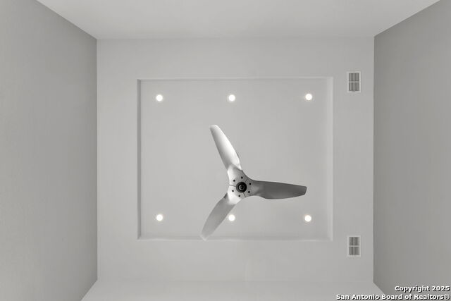 Listing photo id 22 for 1347 Bordeaux Lane