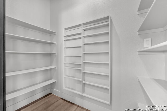 Listing photo id 32 for 1347 Bordeaux Lane