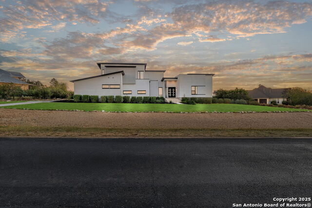 Listing photo id 2 for 1347 Bordeaux Lane