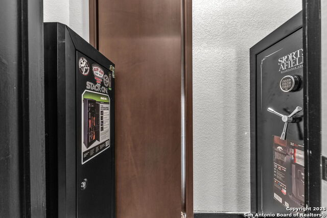 Listing photo id 76 for 1347 Bordeaux Lane