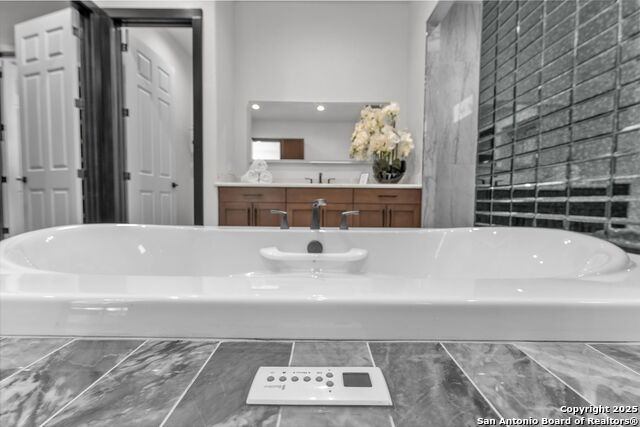 Listing photo id 79 for 1347 Bordeaux Lane