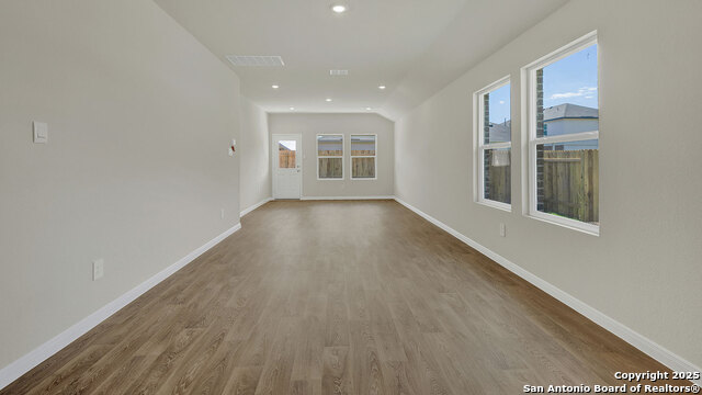 Image 14 of 37 For 105 Morning Side Grove