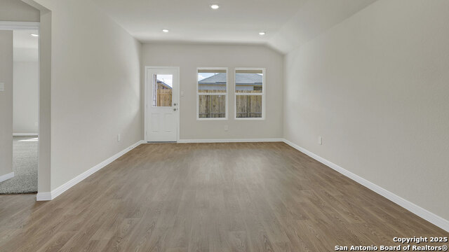 Image 18 of 37 For 105 Morning Side Grove