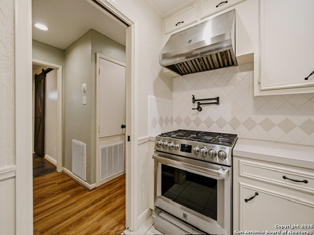 Listing photo id 9 for 4313 Driftwood Pl