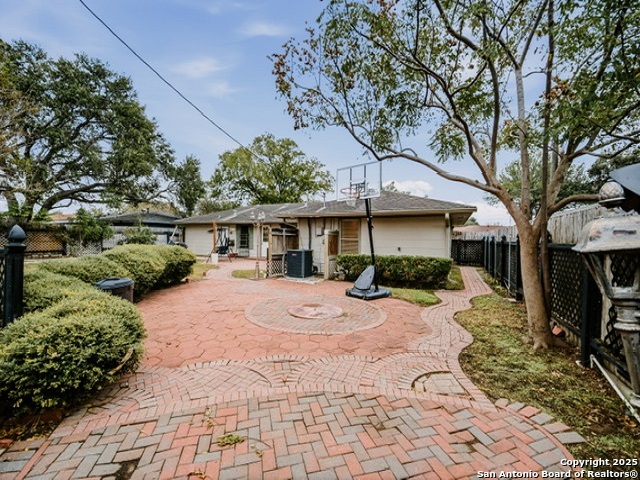 Listing photo id 2 for 4313 Driftwood Pl