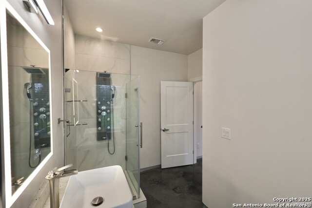 Image 20 of 40 For 910 Montana St  101